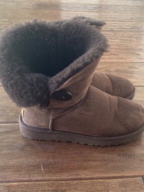 UGG Mini Bailey Button II Brown Shearling Fur Boots Womens Size 7